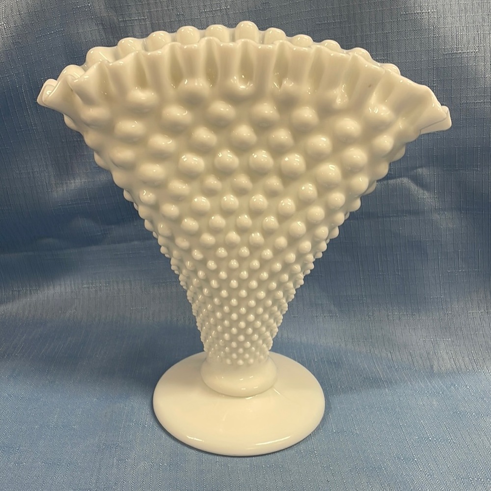 Fenton White Milk Glass Hobnail Fan Vase 8.5" Ruffled Edge Vintage- B3-81